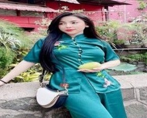 Em Gái Nằm Sofa Dùng Đồ Chơi Tự Sướng, Lồn Non Cận Cảnh